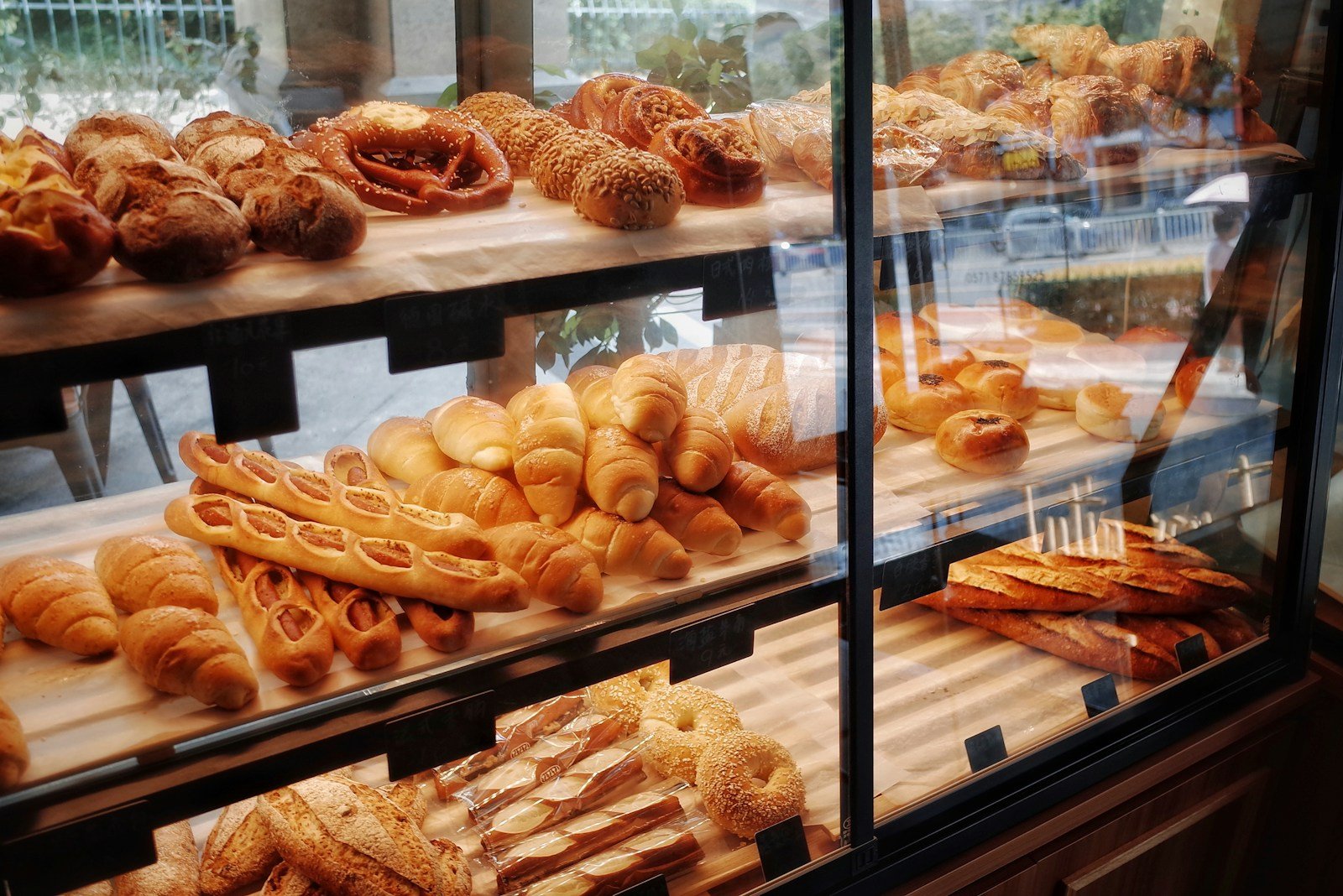 Vitrine de boulangerie garnie de viennoiseries