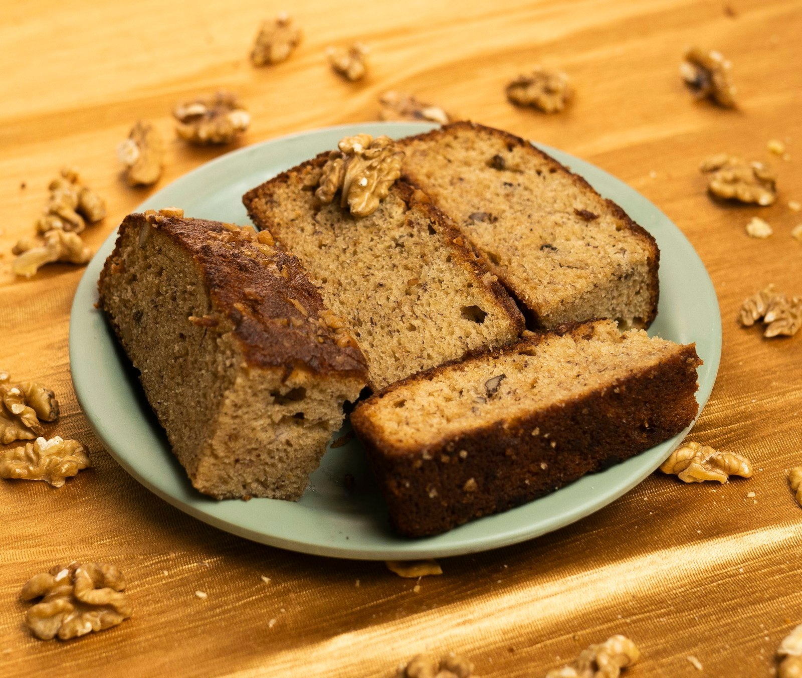 Banana bread aux noix tranché sur une planche en bois