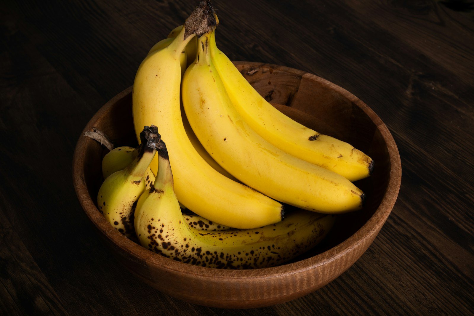 Bananes écrasées à la fourchette dans un saladier