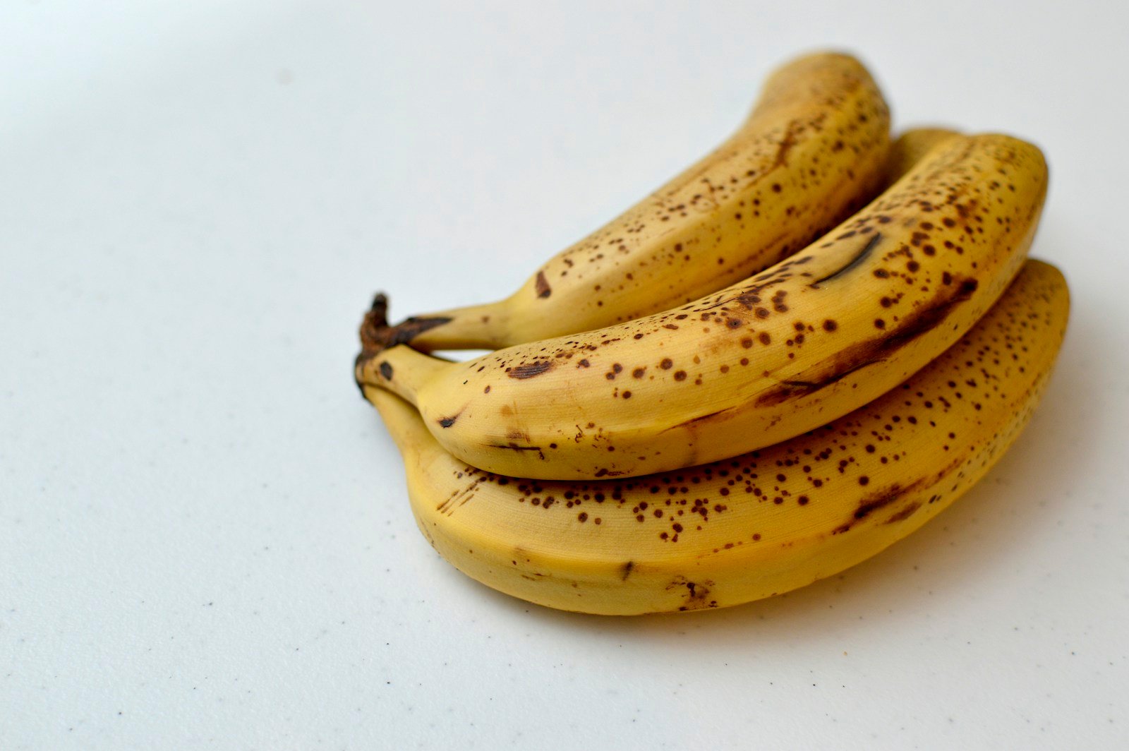 Bananes très mûres à la peau tachée de noir, prêtes pour un banana bread