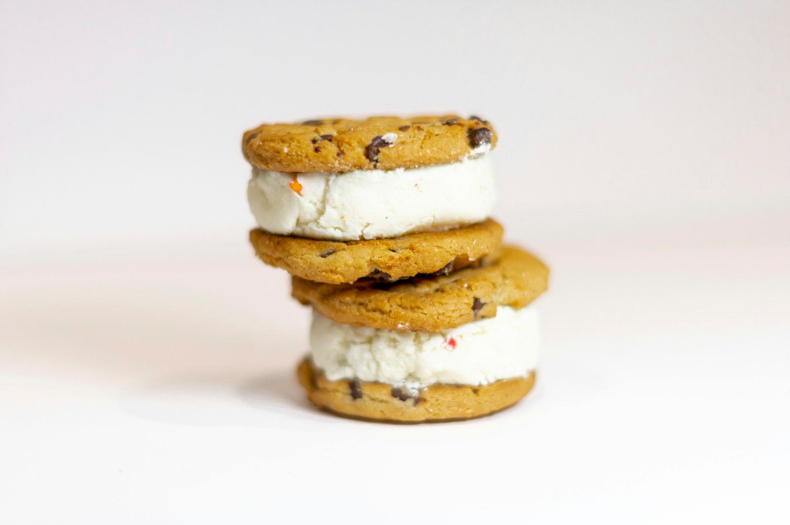 Biscuits fins servis avec une coupe de glace
