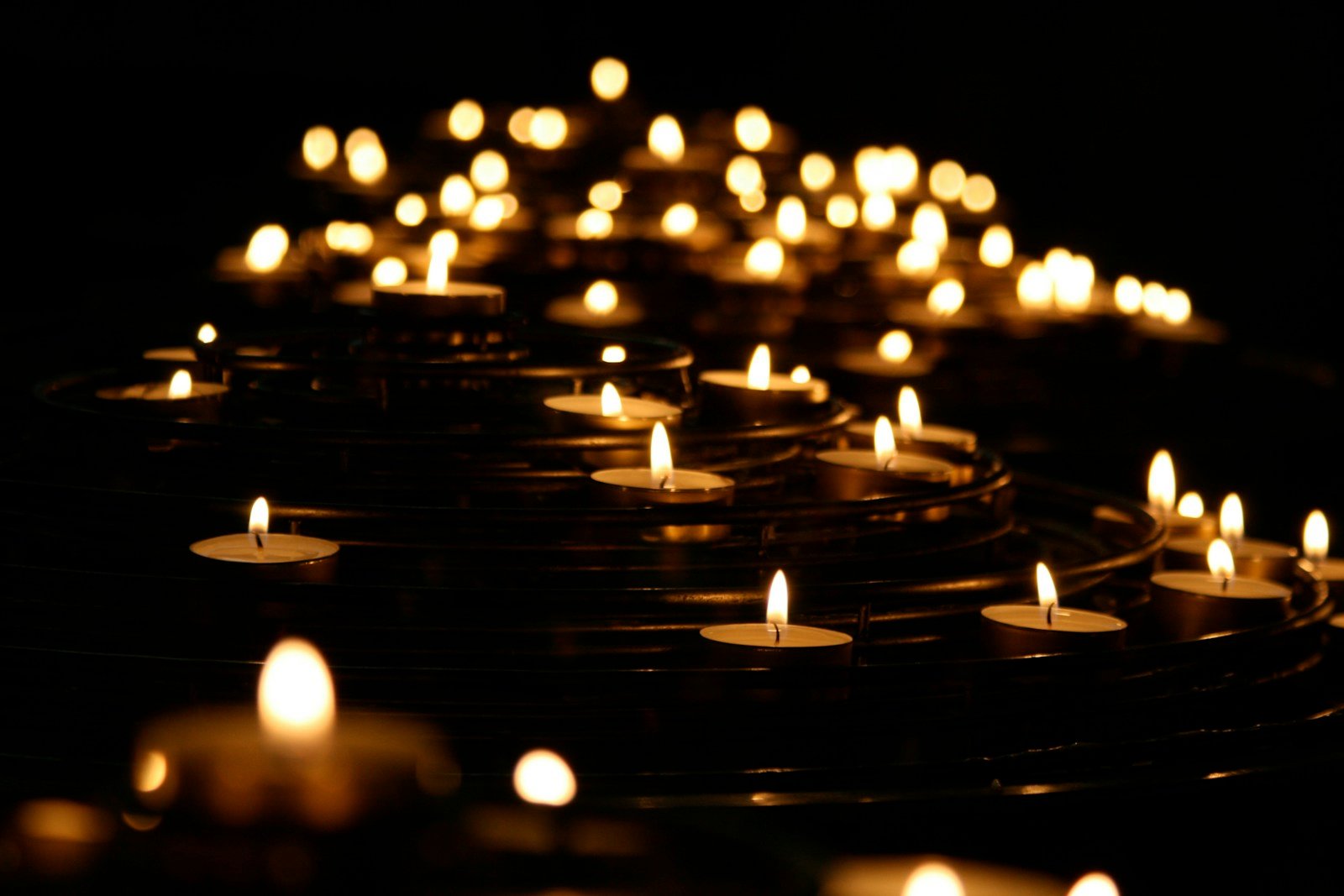 Cierges allumés dans une église, symbole de la fête des chandelles