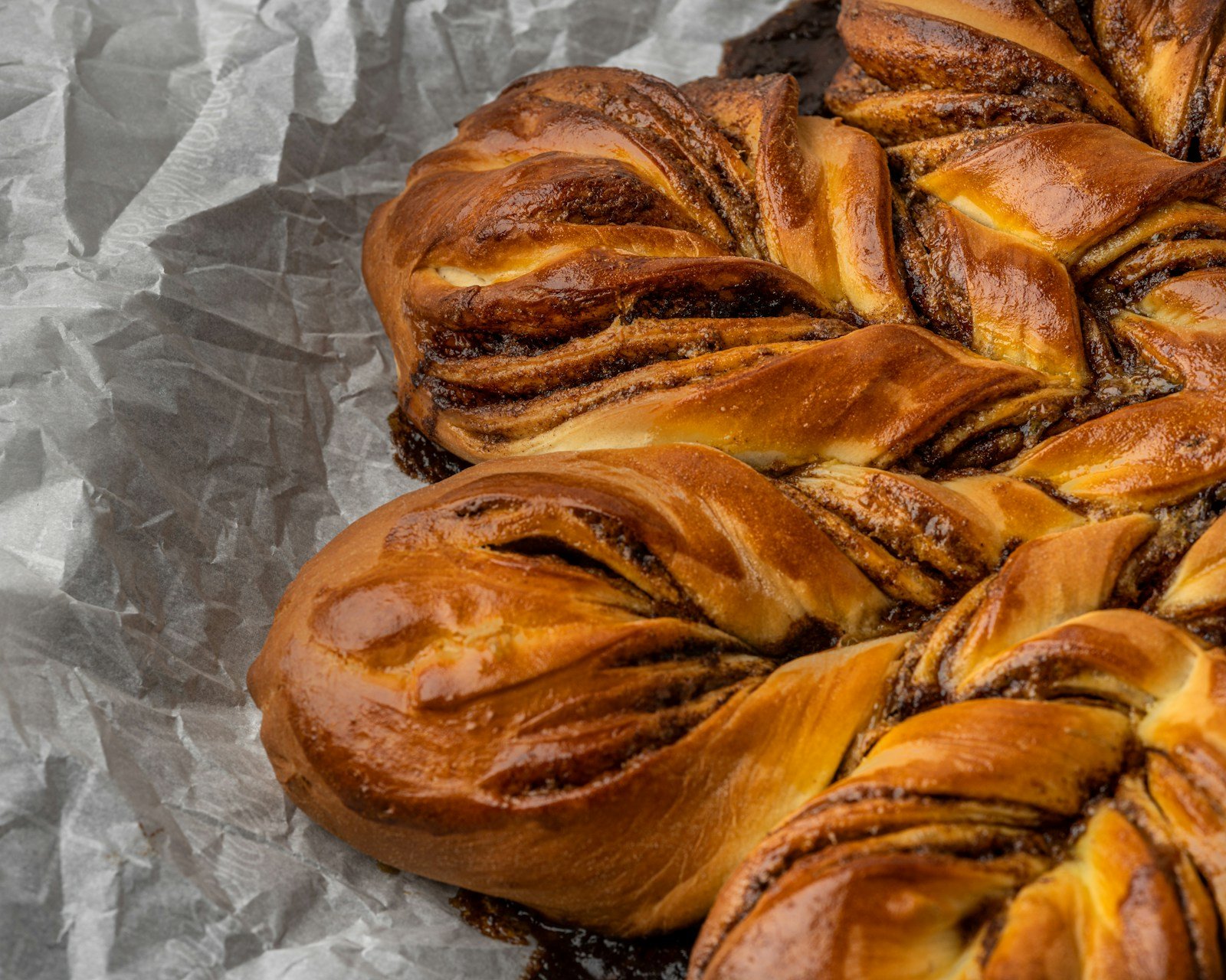 Couronne de brioche tressée aux fruits confits sur une table de fête