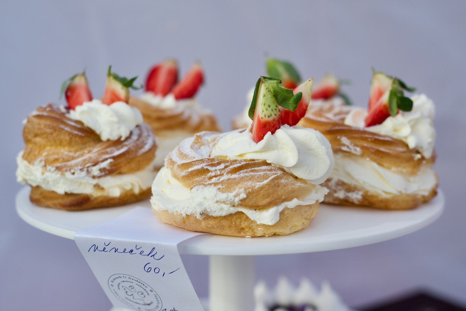 Couronne de pâte à choux dorée coupée en deux sur une grille