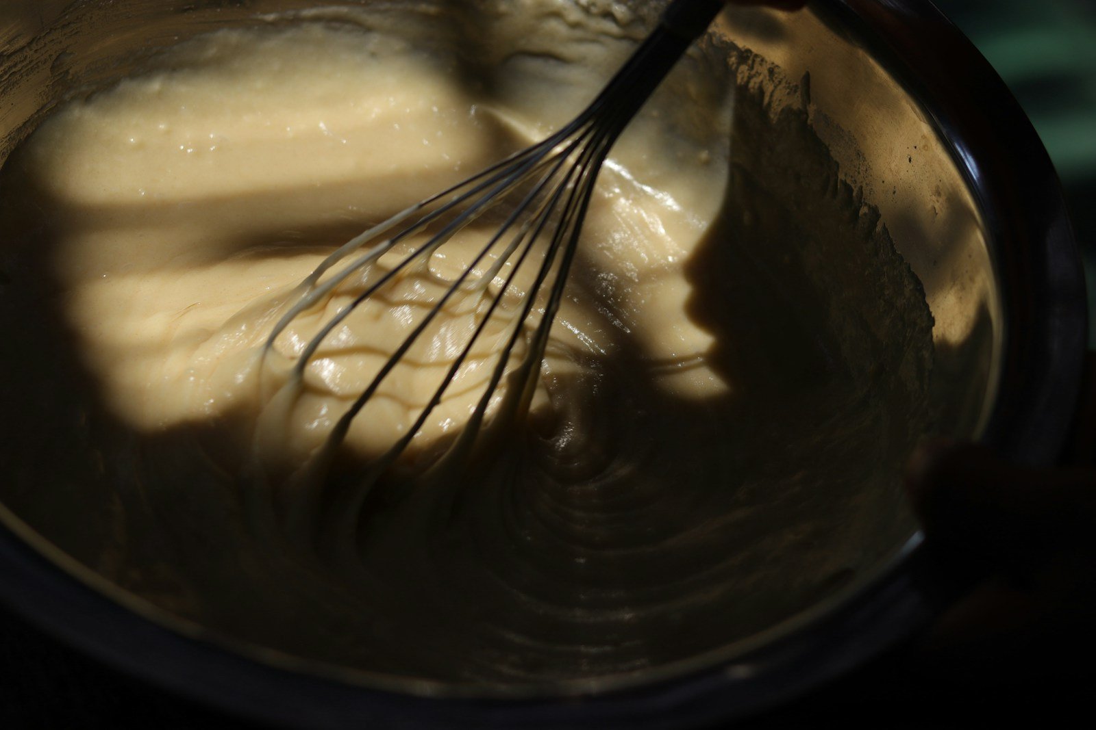 Crème pâtissière fouettée pendant la cuisson dans une casserole