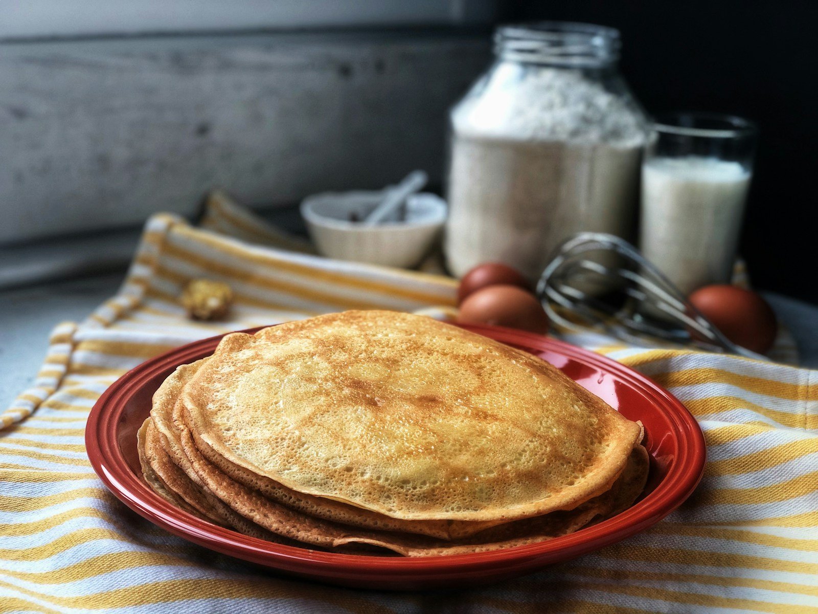 Crêpe dorée dans une poêle le jour de la Chandeleur