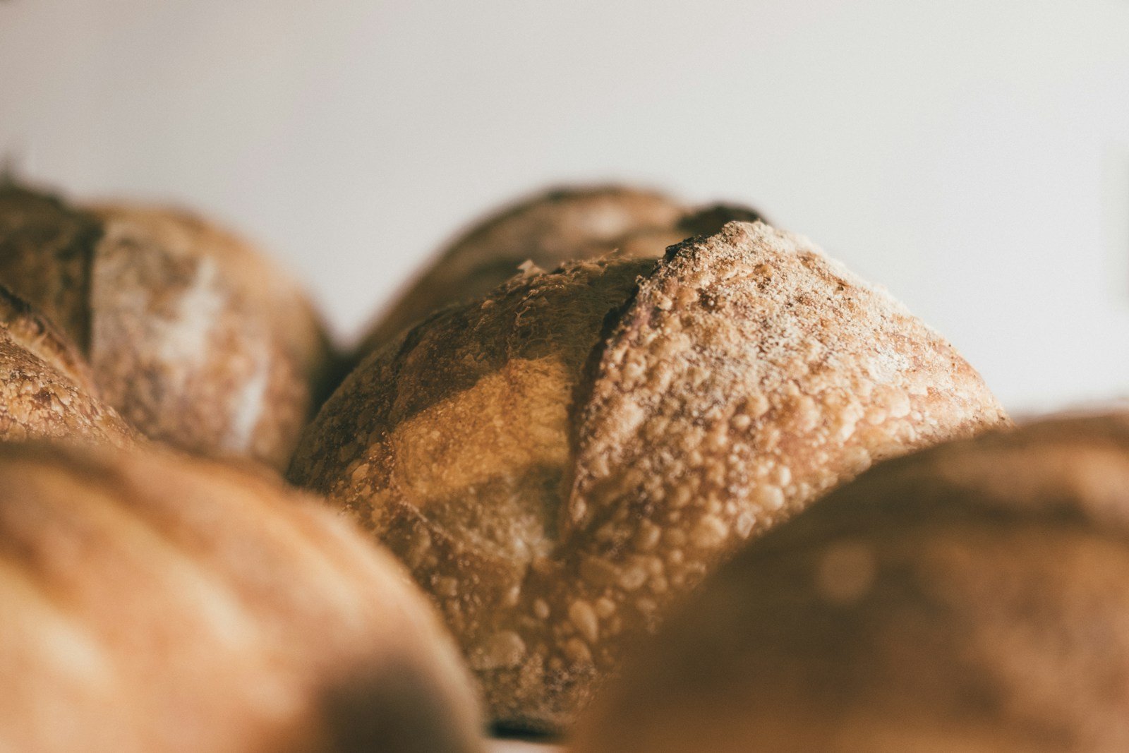Des pains au levain présentés dans des paniers sur un étal
