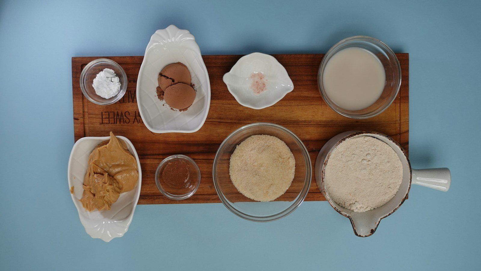 Farine, œufs, beurre et lait pour une pâte briochée