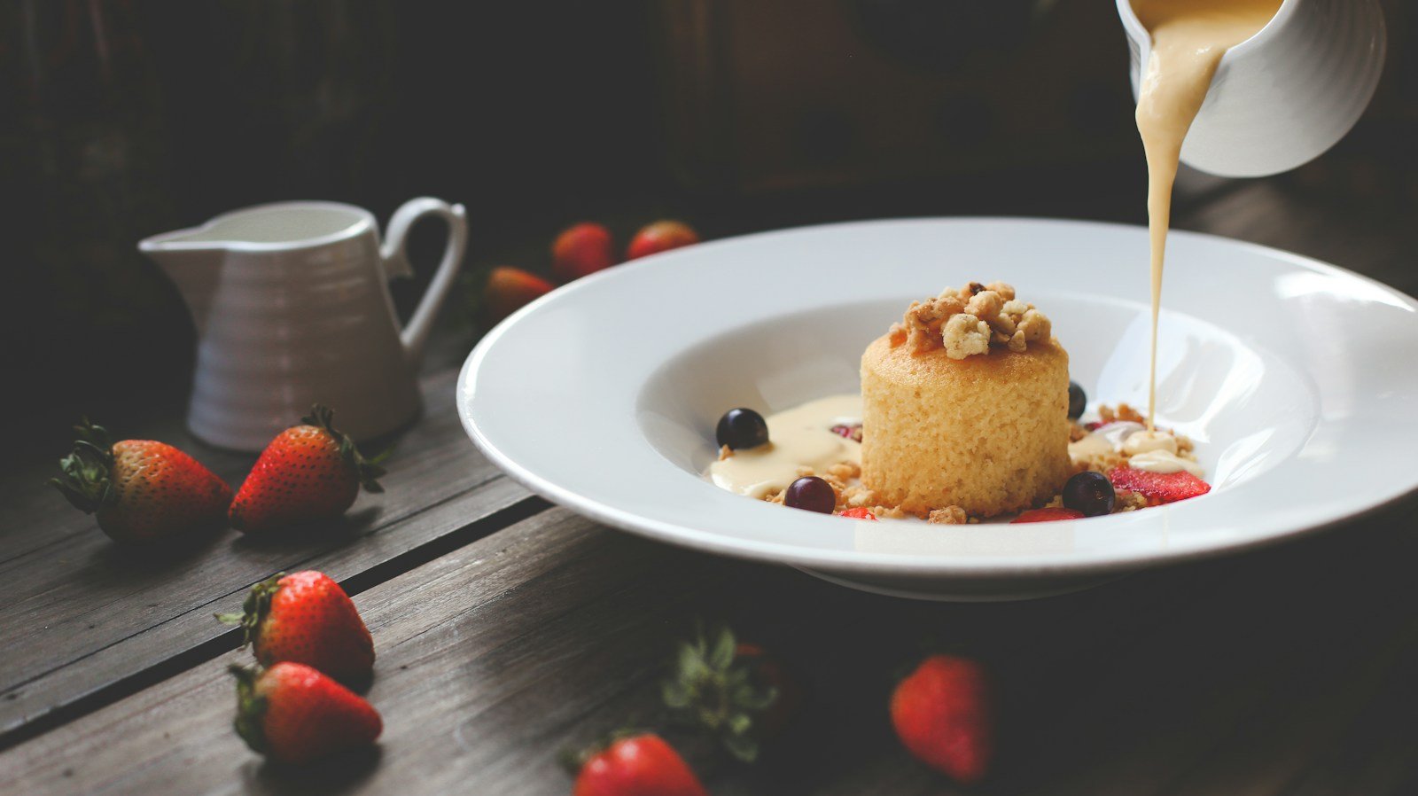 Flan à la vanille servi en parts sur une assiette