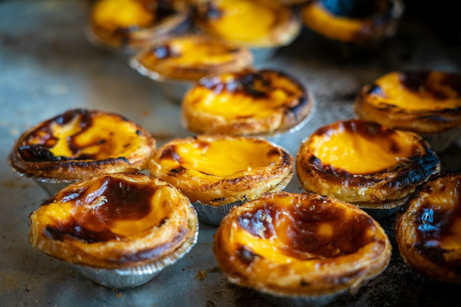 Flans pâtissiers entiers dans la vitrine d'une boulangerie
