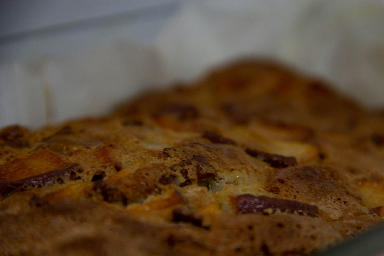 Gâteau de pain perdu doré sorti du four dans son plat