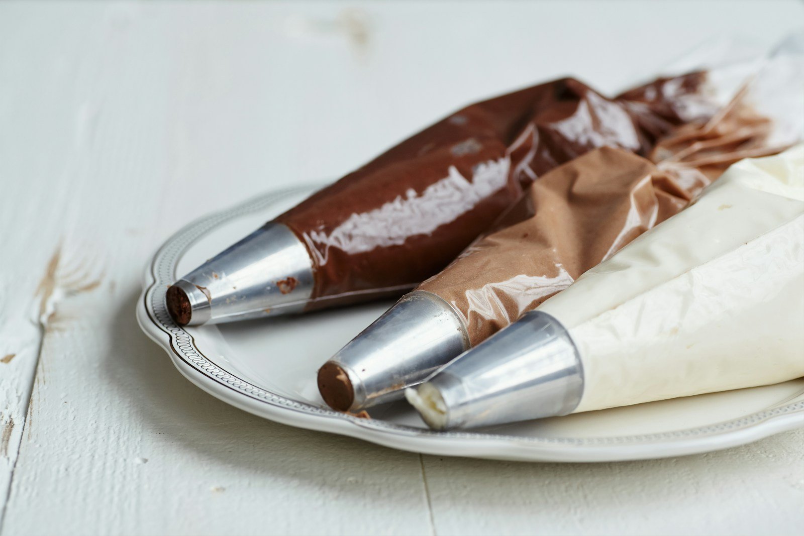 Glace royale blanche poussée à la poche sur un biscuit