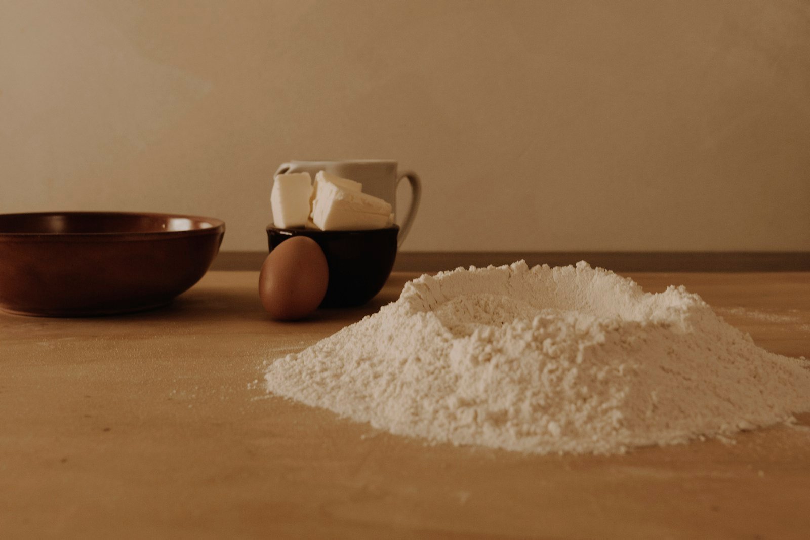 Ingrédients de la brioche de Noël : farine, beurre, œufs et fruits confits