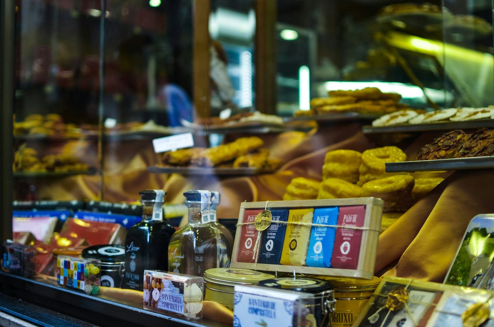 La vitrine d'une boulangerie artisanale avec son enseigne