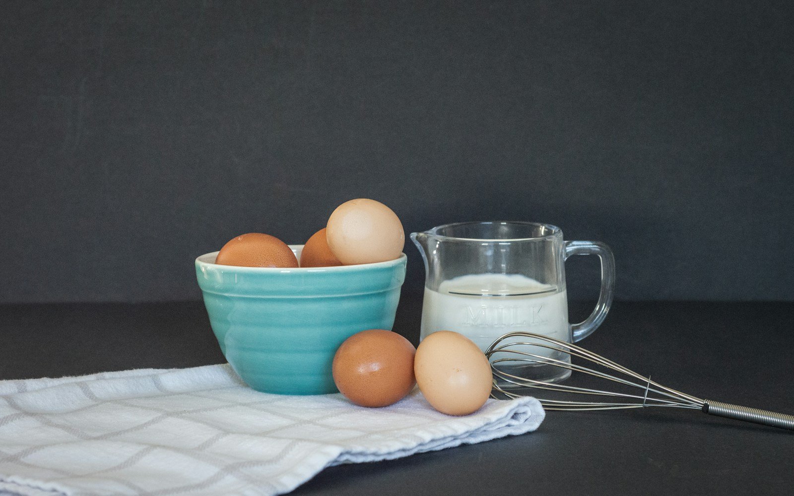 Lait, œufs et sucre réunis pour une crème pâtissière