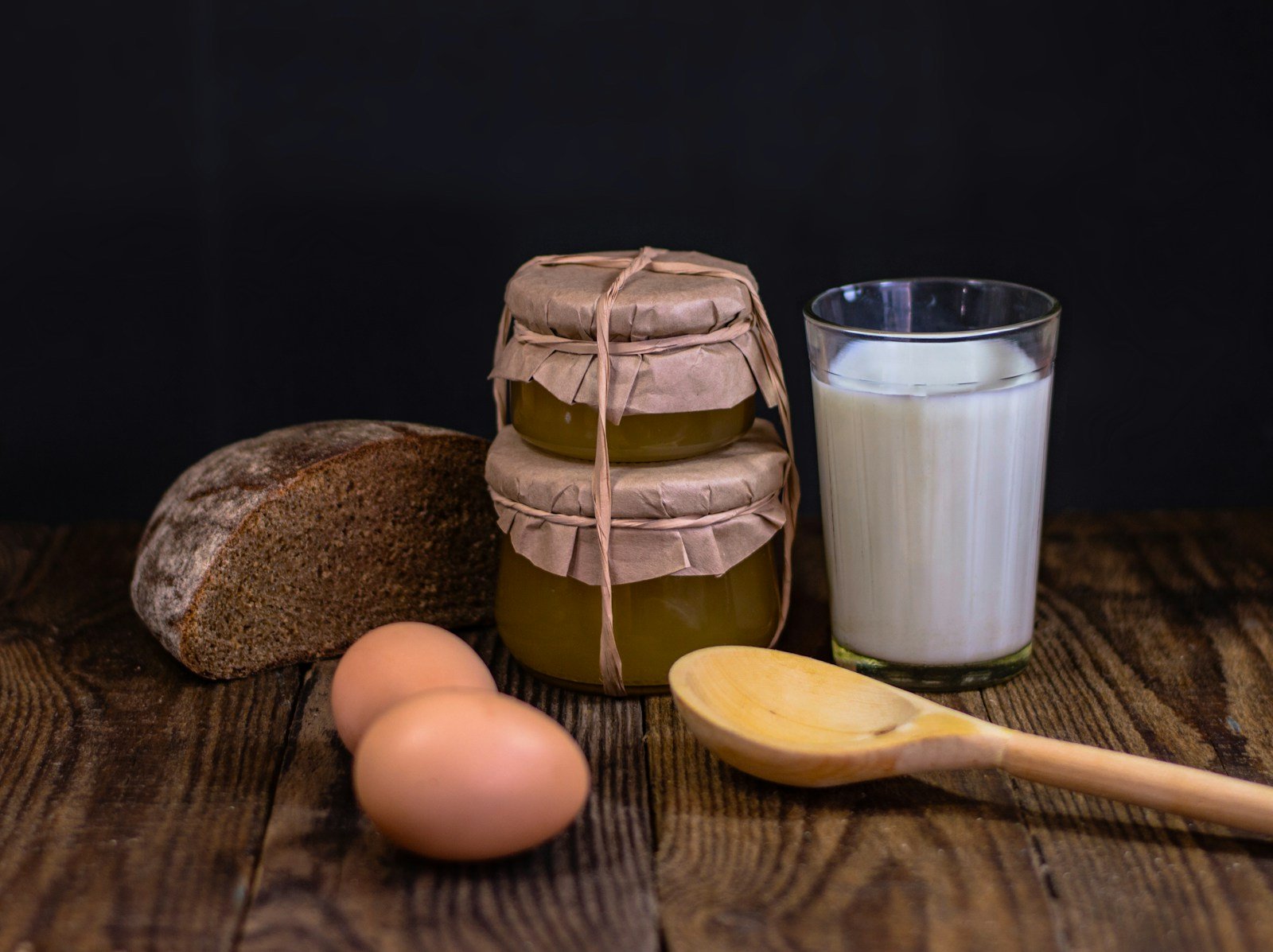 Lait, œufs, sucre et gousse de vanille pour un flan pâtissier