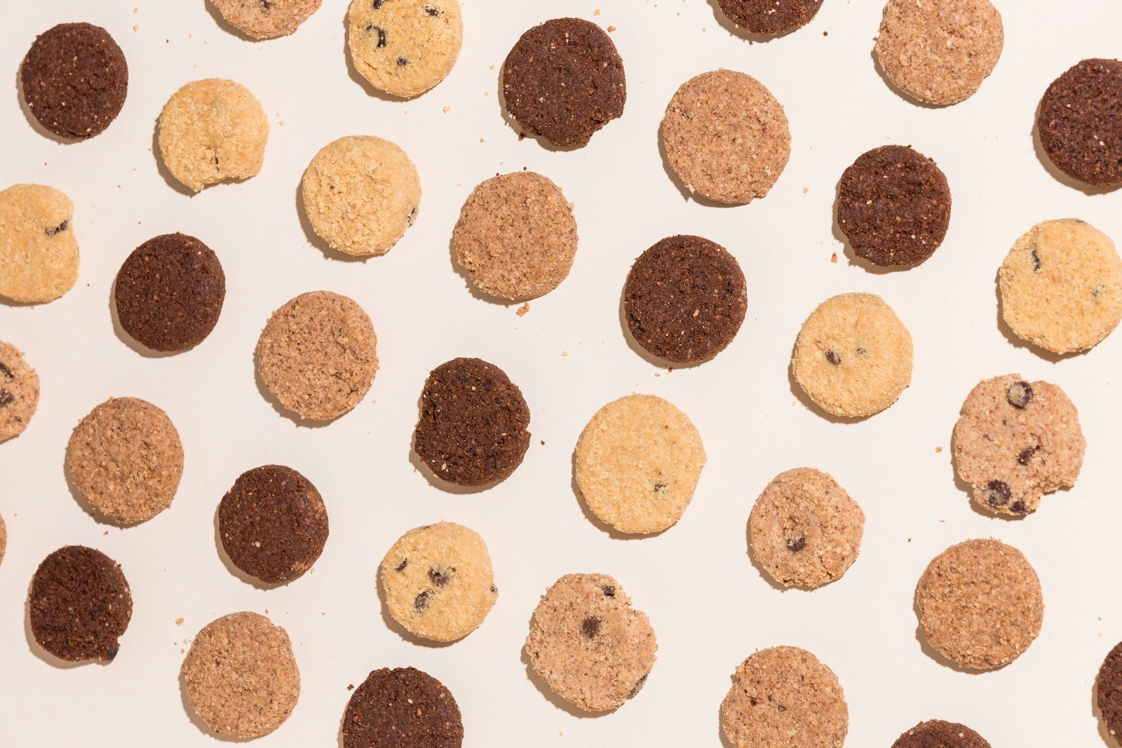 Langues de chat dorées et fines refroidissant sur une grille