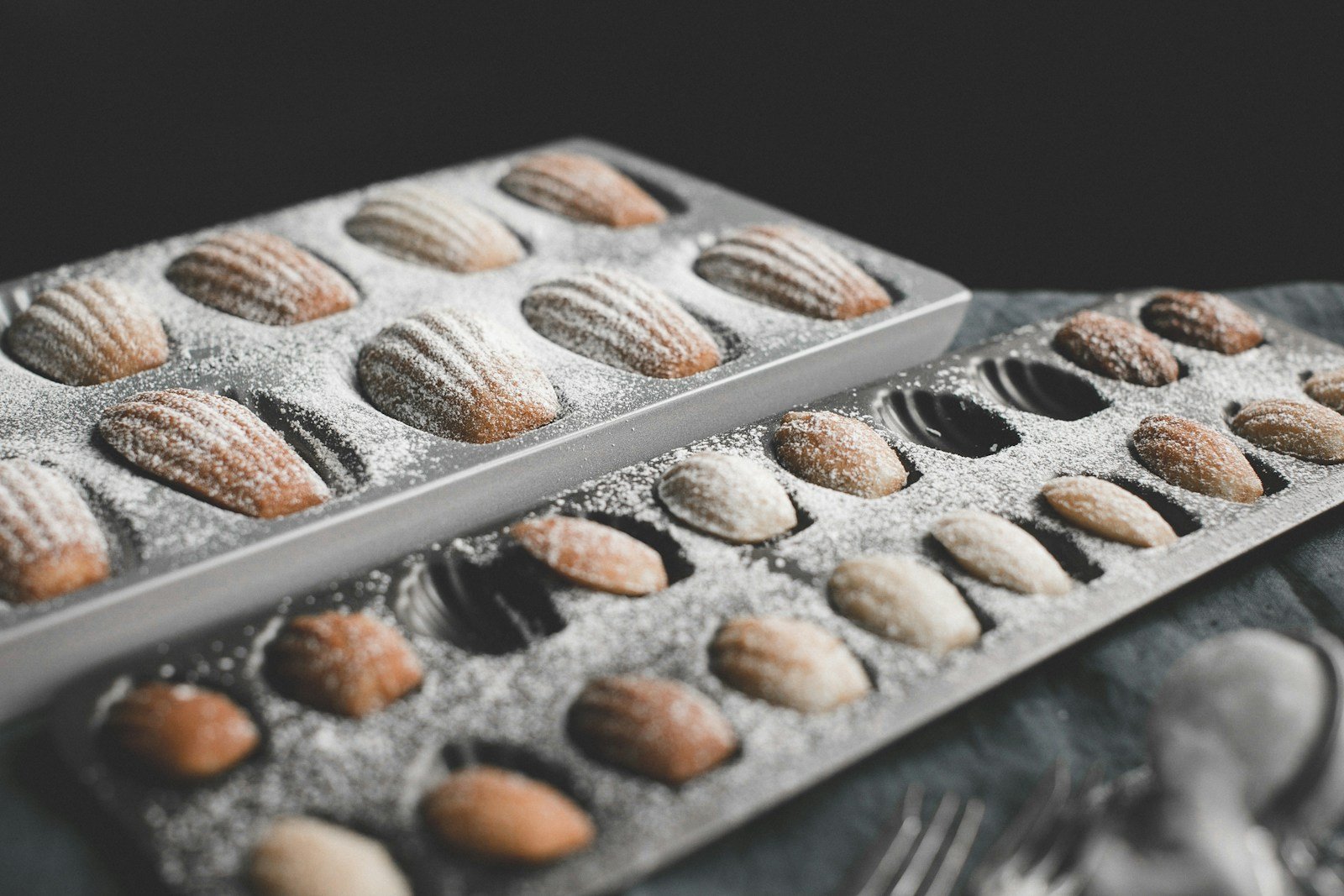 Madeleines bombées refroidissant sur une grille