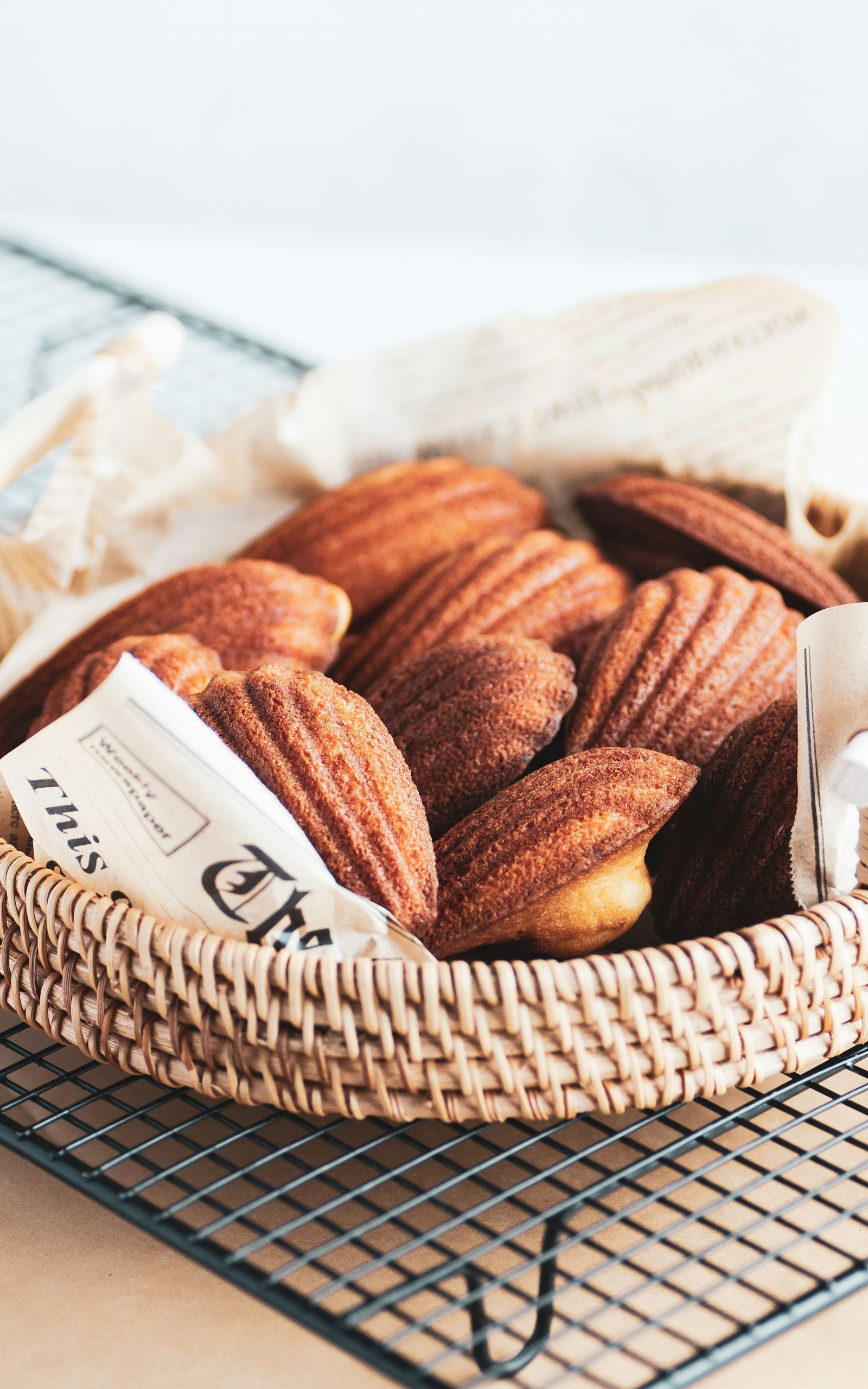 Madeleines servies à côté d'une tasse de thé