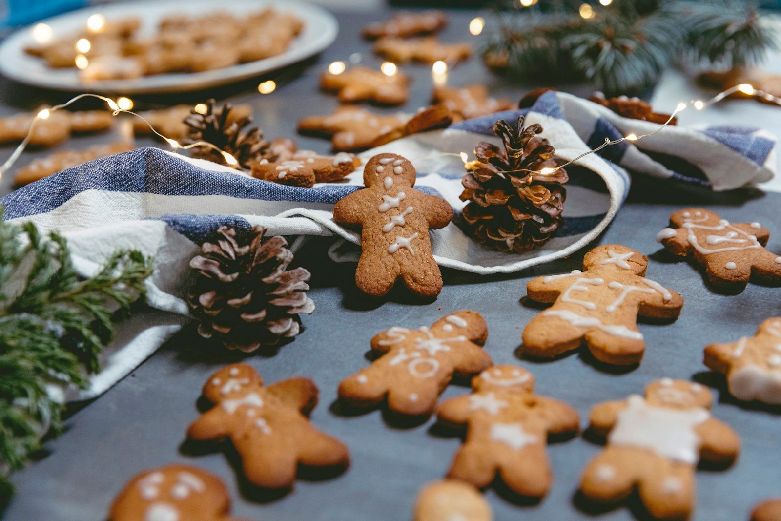 Maison en pain d'épices décorée sur une table de Noël