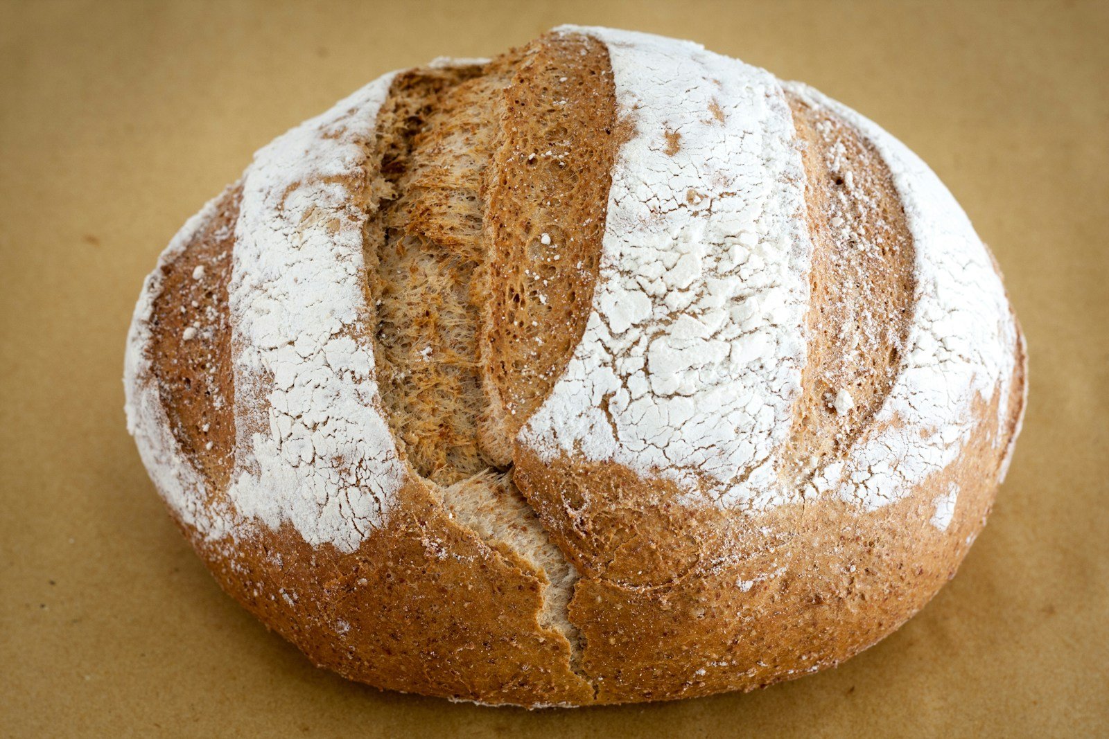 Pain de seigle dense cuit en moule, sorti du four