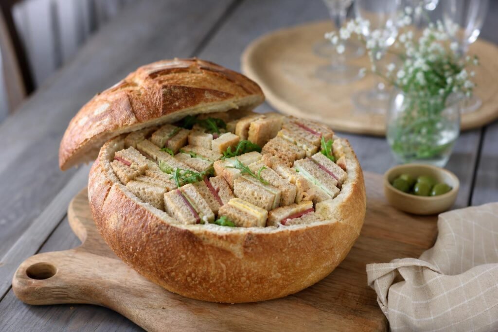 Pain surprise maison garni de petits sandwichs pour l'apéritif