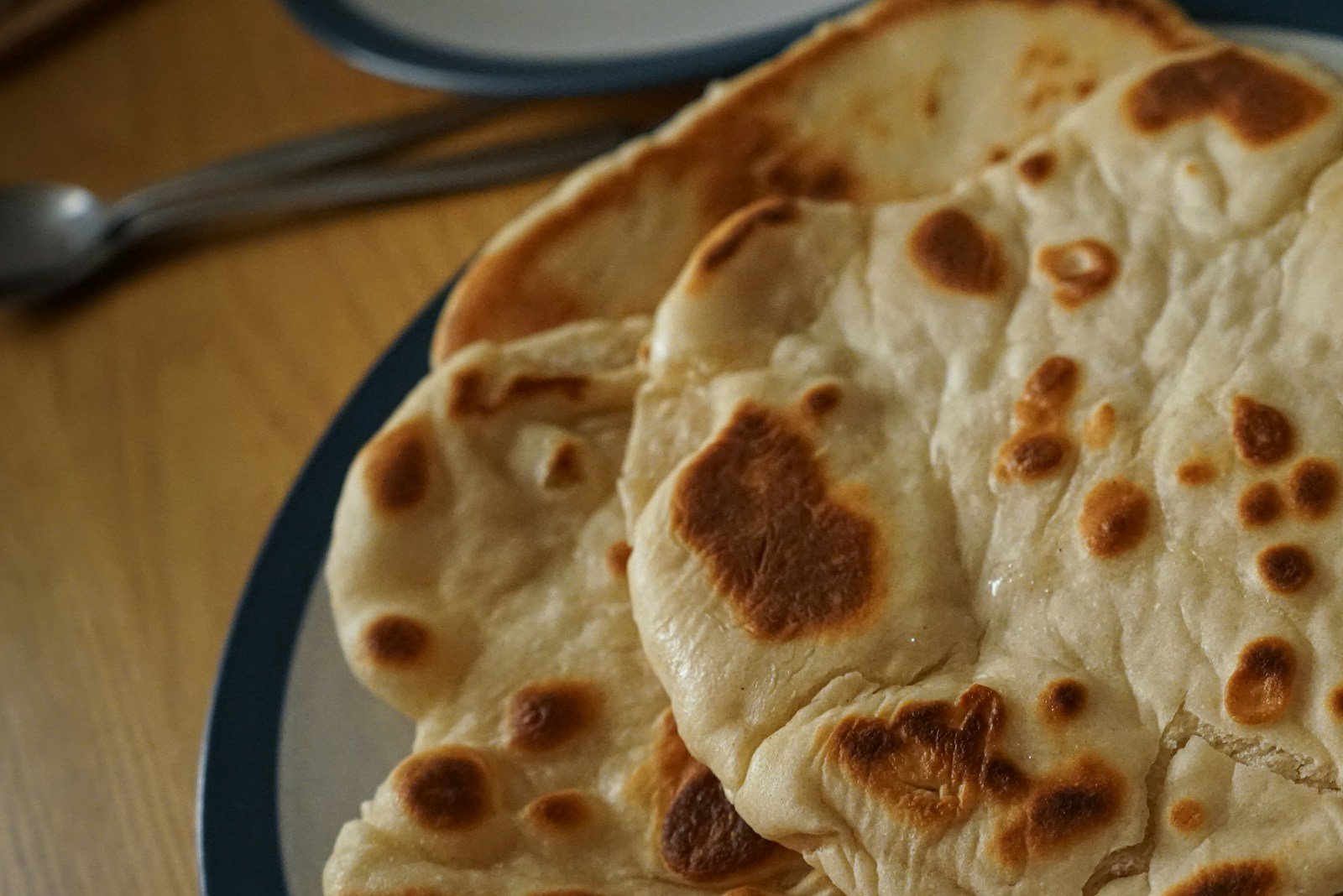 Pains plats cuits contre la paroi d'un four tandoor