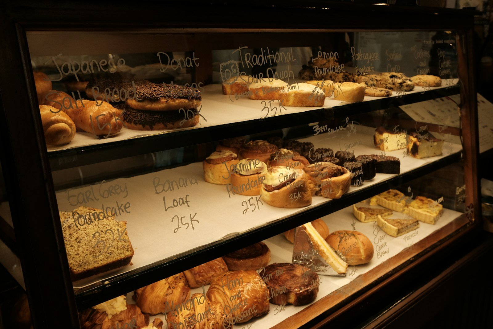 Pains suisses alignés dans une vitrine de boulangerie