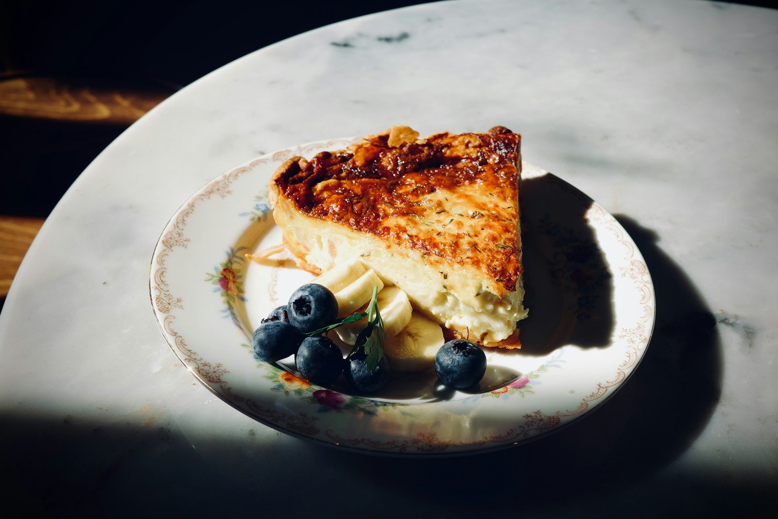 Part de flan pâtissier coupée montrant la crème et la pâte