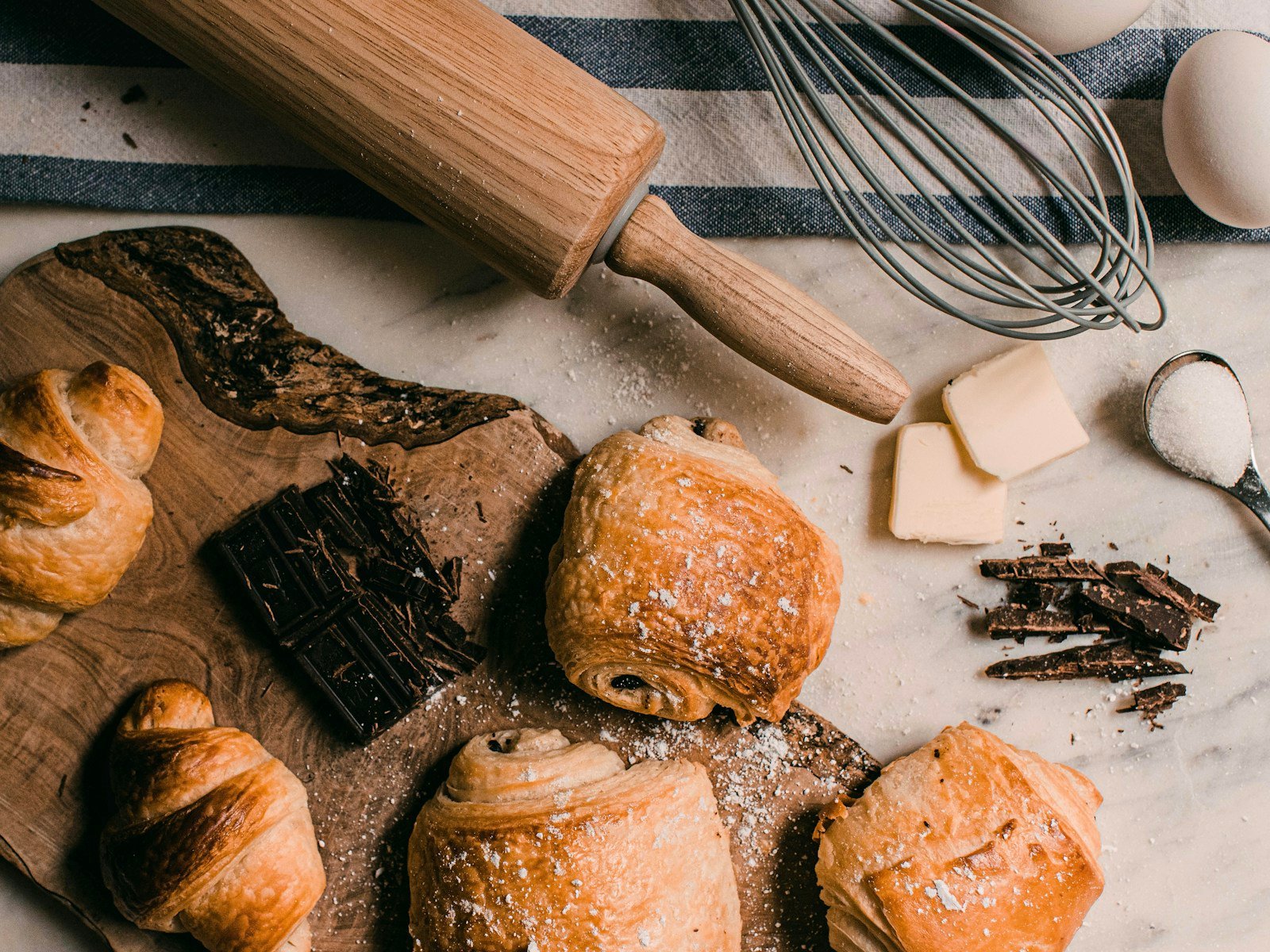 Pâte à choux lisse et brillante dans une casserole, spatule en bois