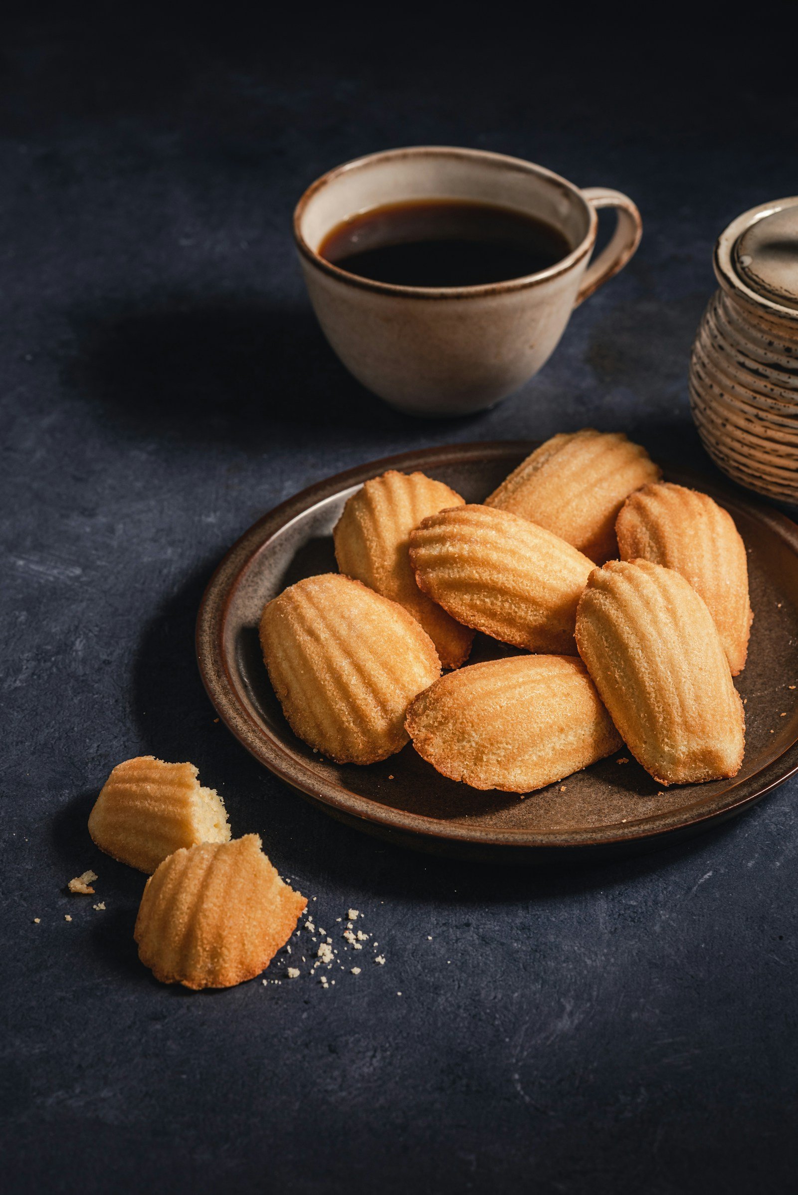 Pâte à madeleines déposée dans les empreintes d'un moule en métal