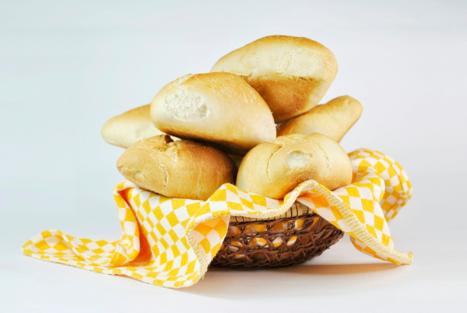 Petits pains ronds à l'huile d'olive refroidissant sur une grille