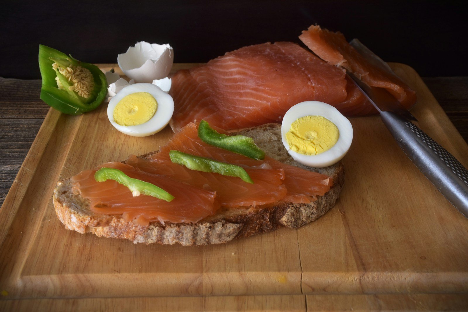 Petits sandwichs au saumon fumé sur pain de seigle