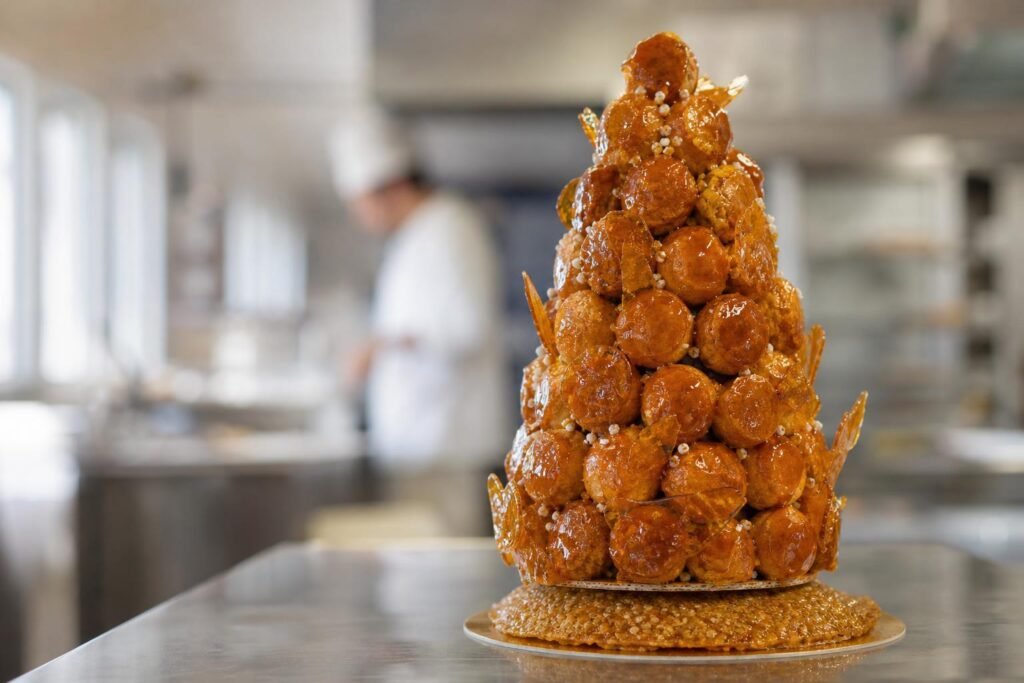 Pièce montée en choux caramélisés dressée en cône sur un socle de nougatine