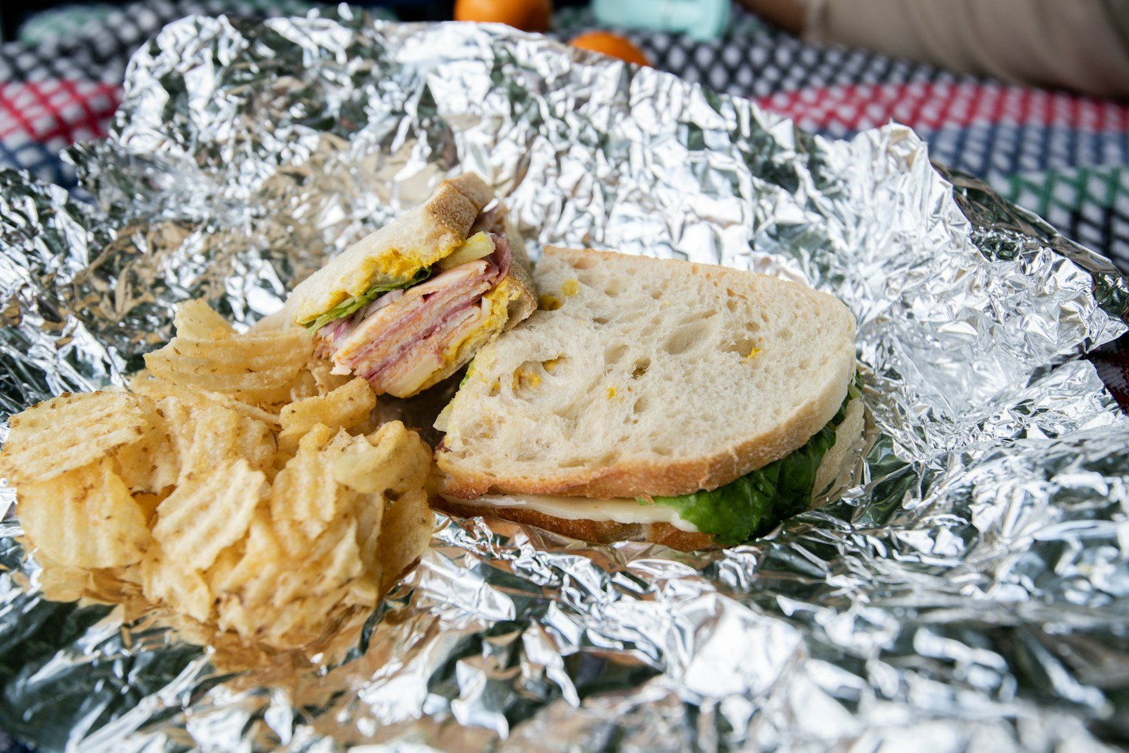 Sandwichs ronds enveloppés de papier, prêts à emporter en pique-nique