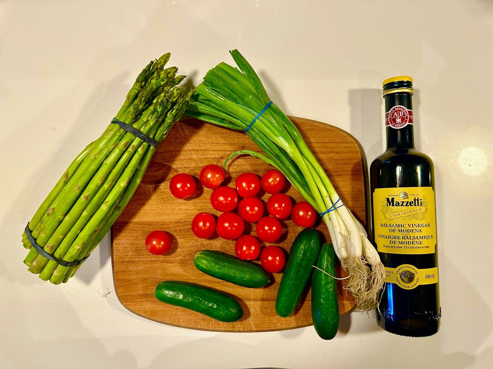 Tomates, radis, œufs durs, olives noires et basilic prêts pour le montage