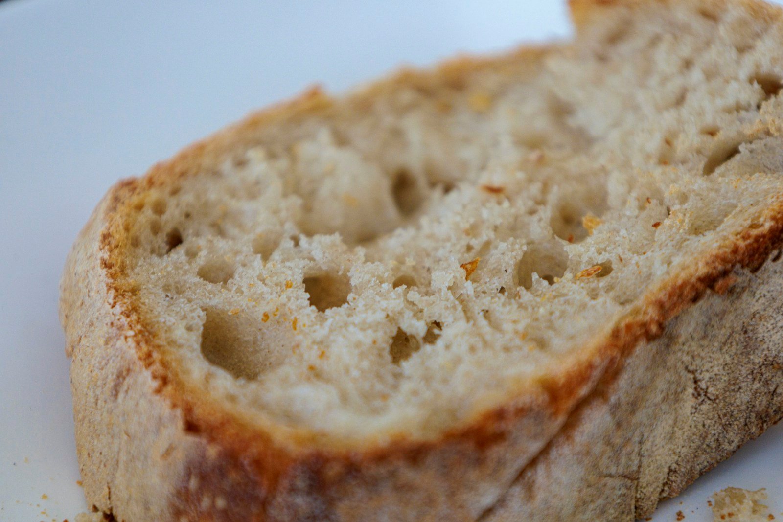 Tranche de brioche de Noël montrant la mie et les fruits confits