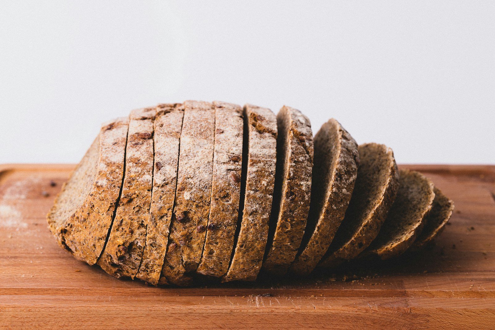 Tranche de pain de thon bien liée, à la coupe nette