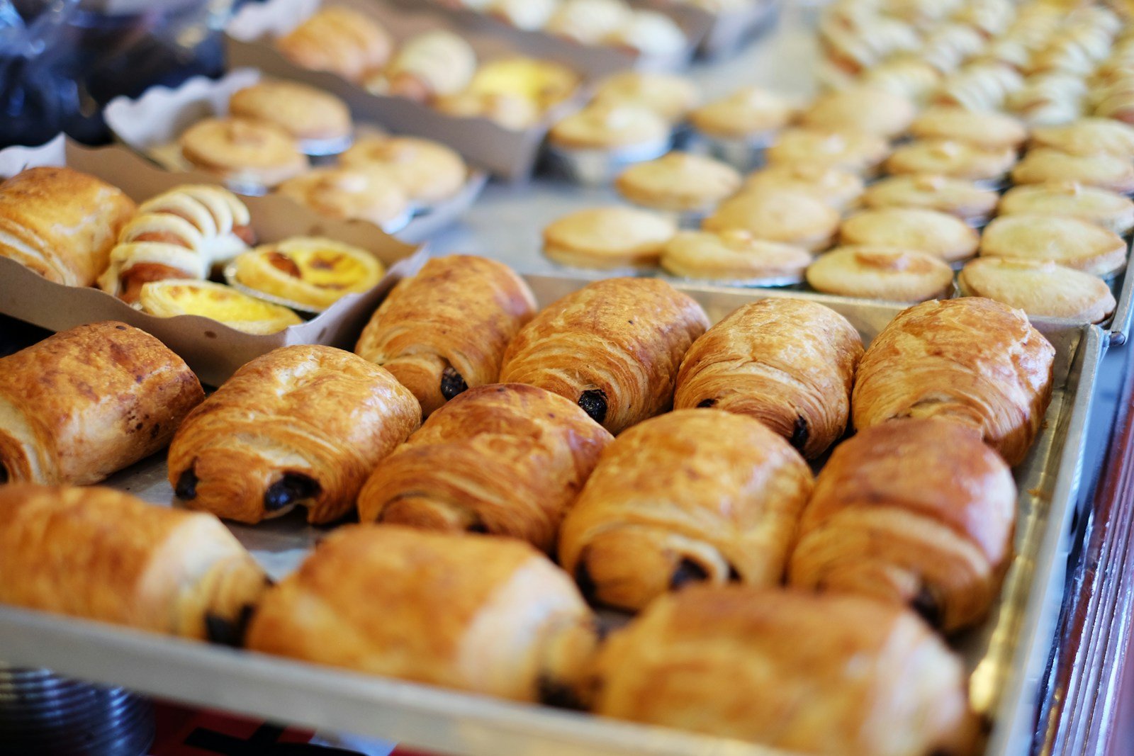 Viennoiseries dorées sur une plaque à la sortie du four